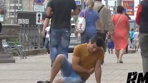Un hombre cae al suelo, tienes que ver la reacción de los transeúntes en Rusia y