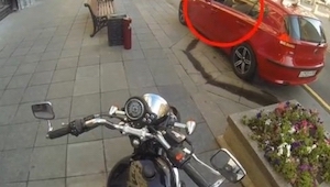 Un conductor tiró la basura a la calle, entonces este motociclista hizo una cosa