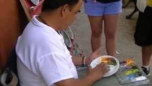 Un artista callejero cogió un plato y empezó a dibujar sobre él con un dedo. El 