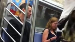 En el metro vio a un actor famoso, empezó a grabarle, pero no imaginaba lo que i