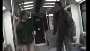 Un bandido atacó a una chica en el metro. Un pasajero, viéndolo,¡ hizo una cosa 