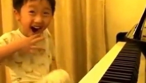 Un niño de 4 años empezó a tocar el piano. ¡Tiene un talento maravilloso!