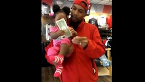 Su padre le dio un dólar. El hombre no esperaba lo que su hija haría con el dine