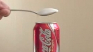 Echó el azúcar sobre una lata de coca-cola. ¿El efecto? Pues puede sorprender. 