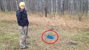 Un cazador encontró una caja rara cuando se fue al bosque. No adivinas que estab