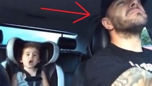 Un padre está en el coche con su pequeña hija. Cuando la niña empieza a cantar l