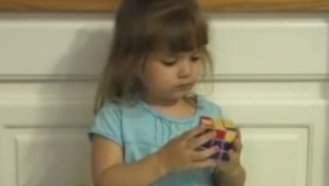 Un padre grabó a su hija de 3 años haciendo un cubo de Rubik. ¡Impresionante!