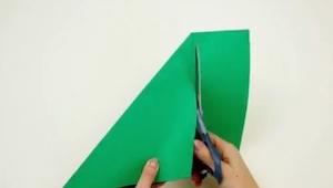 Necesitó una hoja de papel de color verde y unas tijeras para crear algo bello.