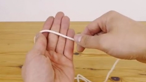 La manera muy fácil de cómo cortar una cuerda sin usar un cuchillo.
