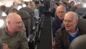 En un avión atrasado unos hombres mayores hicieron algo increíble. ¡A verlo!