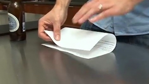 ¡Nunca sabrás que este hombre supiera que hacer con una hoja de papel!