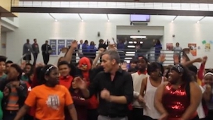 Un profesor quiso bailar con sus alumnos. ¡Este video es maravilloso!