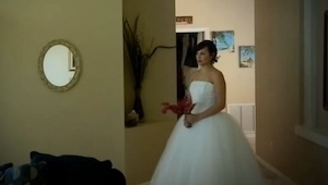 En el aniversario de su boda, se vistió con su vestido blanco. ¡Mira la reacción