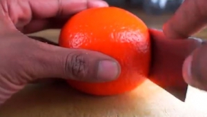 Nunca había visto una manera así de cortar una naranja. ¡Es genial!