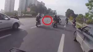 Andaba solitario por la autopista. Le ayudó un grupo de... los motociclistas.