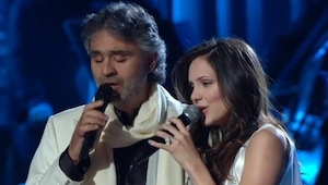 En 1999 Bocelli cantó esta canción junto con Celine Dion. Ahora la diva fue reem