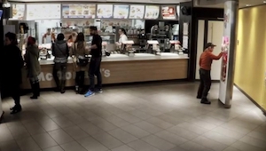 Seis hombres se acercaron a una empleada de McDonalds e hicieron algo increíble.