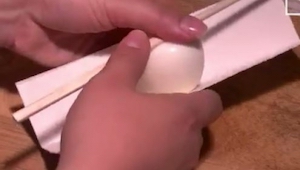 Envolvió un huevo en un trozo de cartón y apretó con un palillo. Cuando vi el re