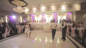 Bailan su baile de casados cuando de repente el padre de la novia hace ESTO... ¡