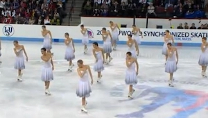 16 bailarinas bailan la canción de Whitney Houston... sobre hielo. ¡Increíble!