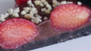 Para todos los golosos: una tarta de chocolate, fresas y galletas Oreo.
