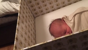 Los bebés finlandeses no duermen en las cunas. Duermen en las cajas de cartón...