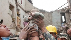 El terremoto en Nepal mató a mucha gente. Sin embargo, un bebé tuvo mucha suerte
