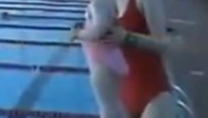 La instructora de natación empujó a una niña de un año a la piscina. ¡No adivina