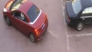 Un hombre quería ocupar su sitio para aparcar, pues esta mujer hizo una cosa gen