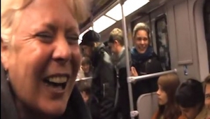 Una mujer se puso a reír en un vagón. Mira la reacción de sus compañeros de viaj