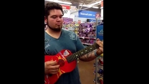 En la tienda cogió una guitarra para niños. Lo que sucedió luego se puede descri