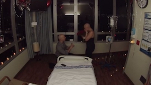 Un chico le pidió la mano a su novia el último día de su quimioterapia. Cuesta c