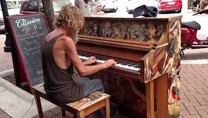Un hombre sin techo tocó el piano. Su música puede conmover a cualquiera.