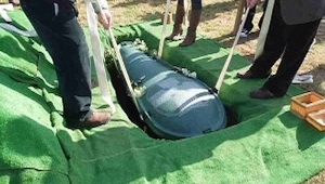 Un marido obligó a su mujer que prometiera que le enterraría con todo su dinero.