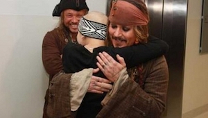 Johnny Depp visitó un lugar especial disfrazado de Jack Sparrow. ¡Mirad la reacc