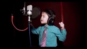 ¿Un niño de cuatro años cantando la canción más famosa de Whitney Houston? ¡Tené