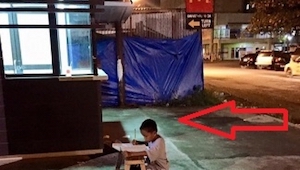 Un niño de nueve años estaba escribiendo algo delante de McDonalds... ¡Esta foto