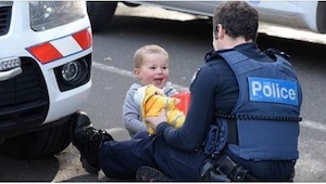 Sin este policía, el niño de 2 años tendría un trauma terrible. Su madre fue atr