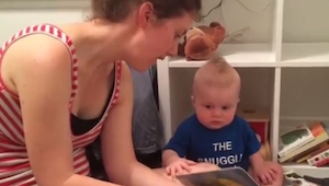 Fíjate bien en la cara del niño cuando su madre termine de leer.
