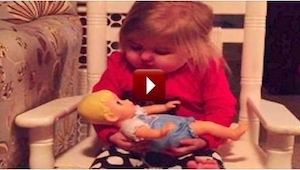 Esta  niña decidió que su muñeca ya debería dormir así que... le cantó una canci