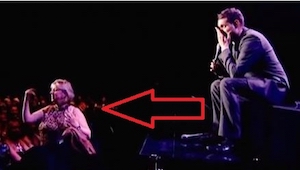 Michael Buble no pudo creer que una mujer le interrumpió el concierto pero sólo 