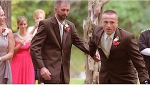 El padre de la novia interrumpió su boda para sacar a este hombre al centro... C