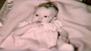 En el año 1955 encontró a una bebé abandonada en el bosque. ¡58 años más tarde u