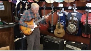 ¡Un guitarrista de 81 años sorprendió a todos los trabajadores y clientes de una