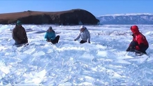 Se sentaron sobre el lago congelado e hicieron algo que os dejará boquiabiertos.