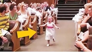 Te reirás a carcajadas sabiendo por qué esta pequeña huye gritando del altar.
