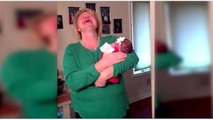 ¡Cuando esta abuela vio por primera vez a su nieta, reaccionó de manera que no t