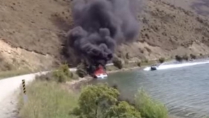 Un bote estaba en llamas cuando de repente apareció una lancha e hizo ESTO.