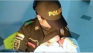 Una policía cogió al bebé en sus brazos, ¡lo que pasó luego ya se volvió viral!