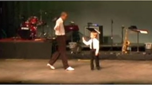 Un bailarín profesional invitó al escenario a un niño de 7 años. ¡Nadie esperaba